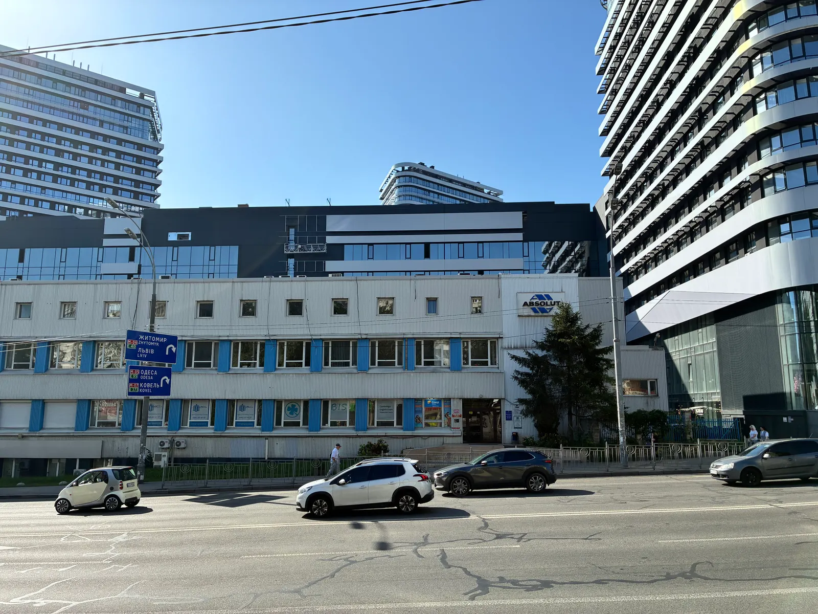 Вхід у будівлю, де знаходиться майстерня